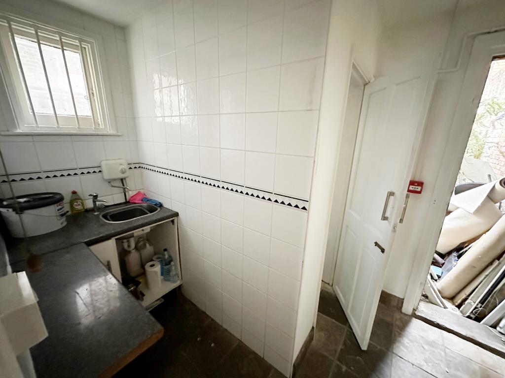 Lot: 40 - VACANT COMMERCIAL UNIT ON HIGH STREET -